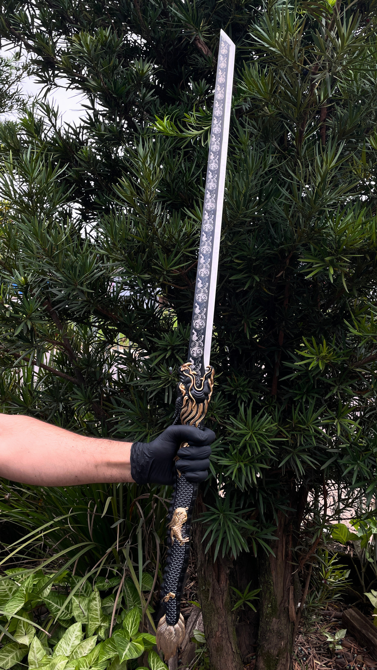 Espada Dragão com Lâmina Decorada e Cabo Detalhado Preto e Dourado