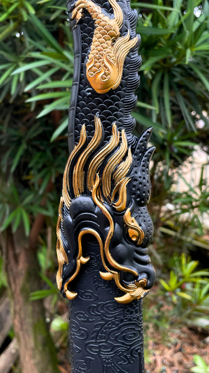 Espada Dragão com Lâmina Decorada e Cabo Detalhado Preto e Dourado
