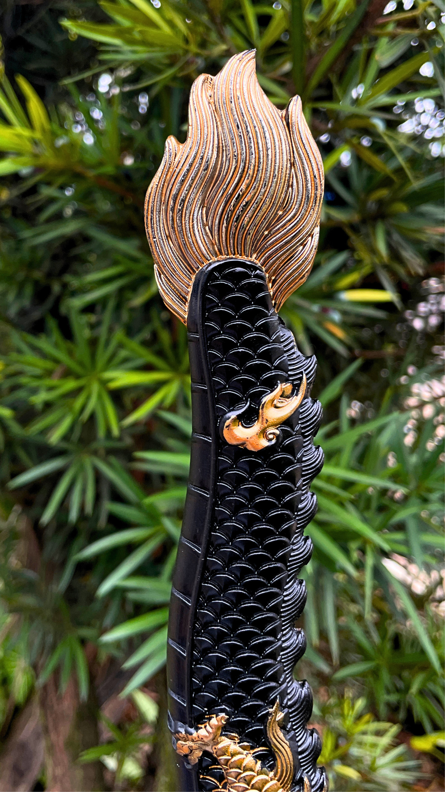 Espada Dragão com Lâmina Decorada e Cabo Detalhado Preto e Dourado