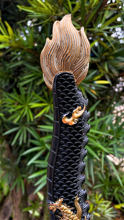 Espada Dragão com Lâmina Decorada e Cabo Detalhado Preto e Dourado