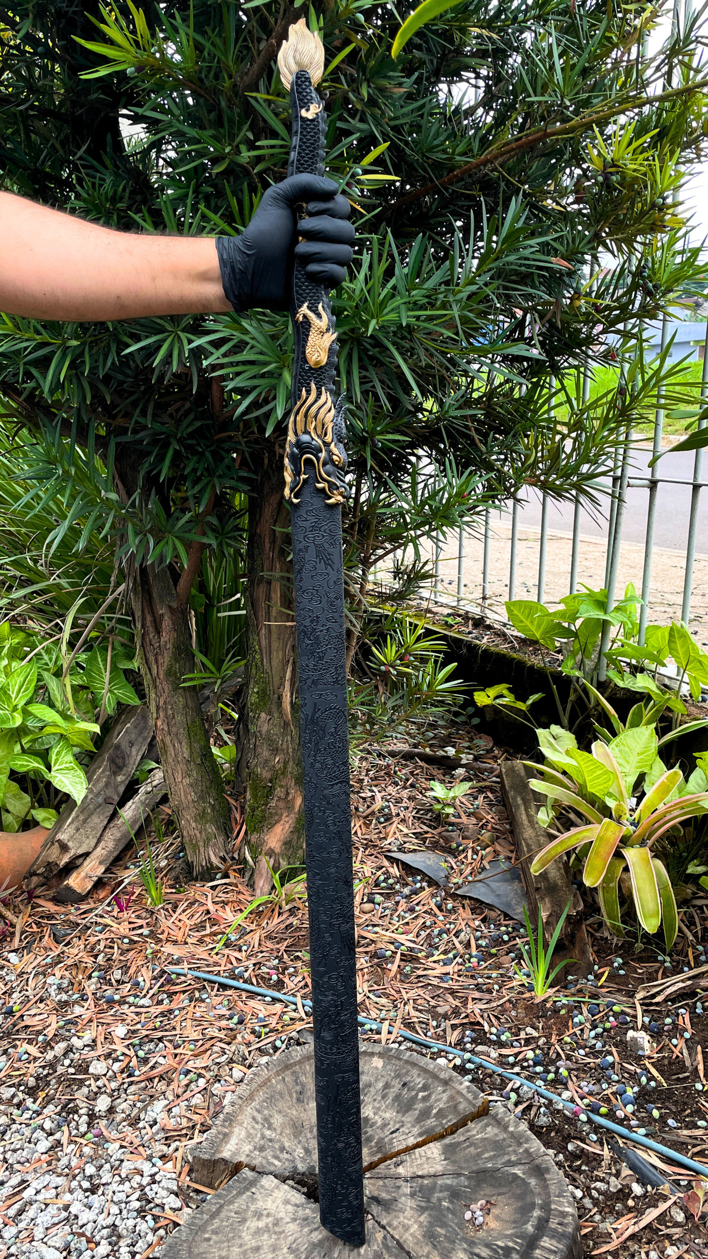 Espada Dragão com Lâmina Decorada e Cabo Detalhado Preto e Dourado