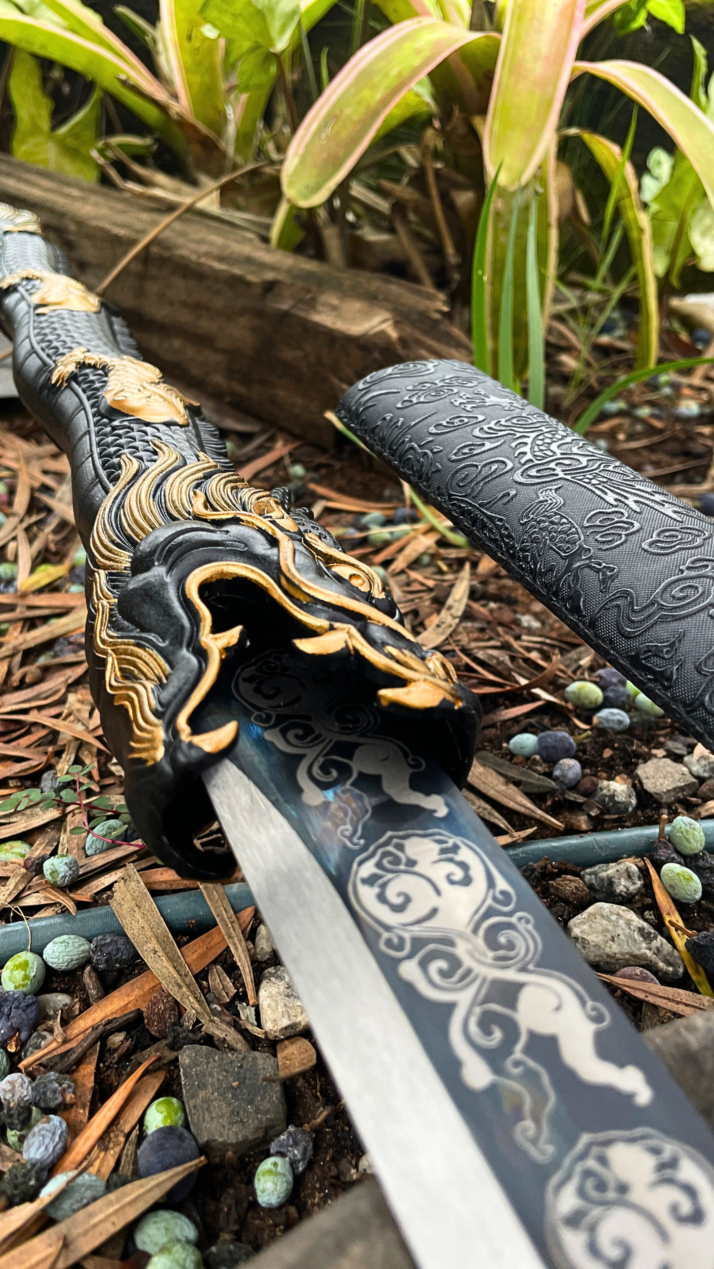 Espada Dragão com Lâmina Decorada e Cabo Detalhado Preto e Dourado
