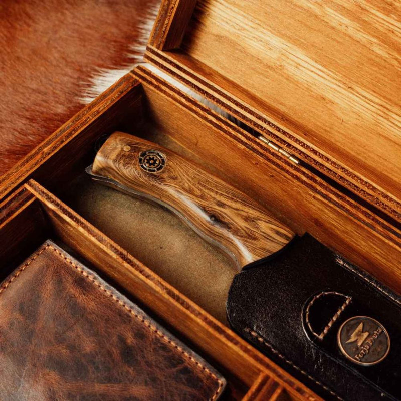 Canivete Artesanal Caçador - Cabo Resinado Amarelo com Branco - Forja Bruta