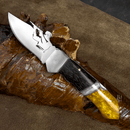 Canivete Artesanal Caçador - Cabo resinado amarelo com branco - Forja Bruta