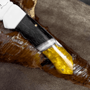 Canivete Artesanal Caçador - Cabo resinado amarelo com branco - Forja Bruta