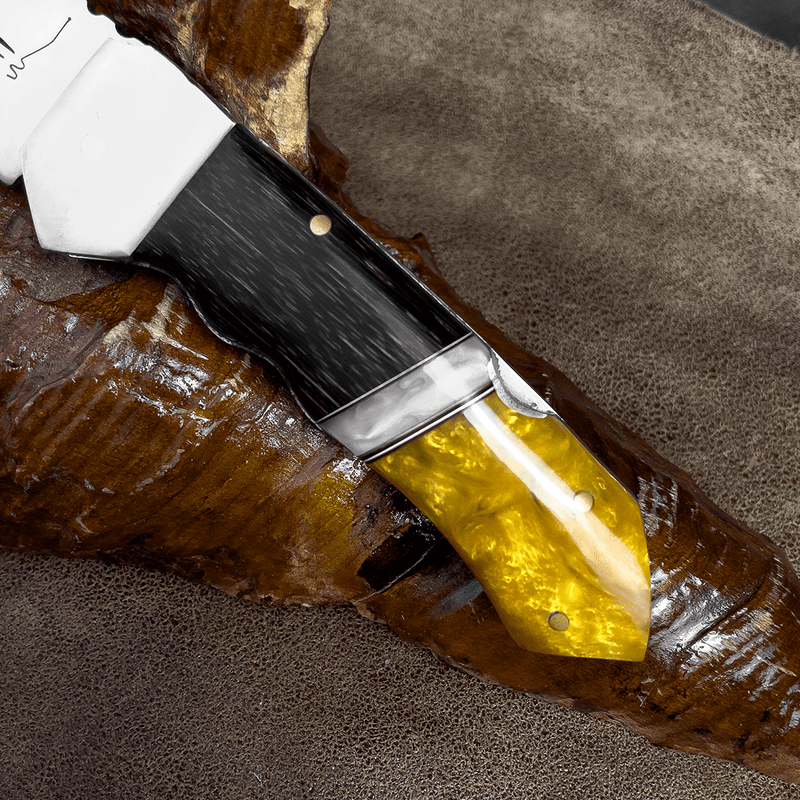 Canivete Artesanal Caçador - Cabo resinado amarelo com branco - Forja Bruta