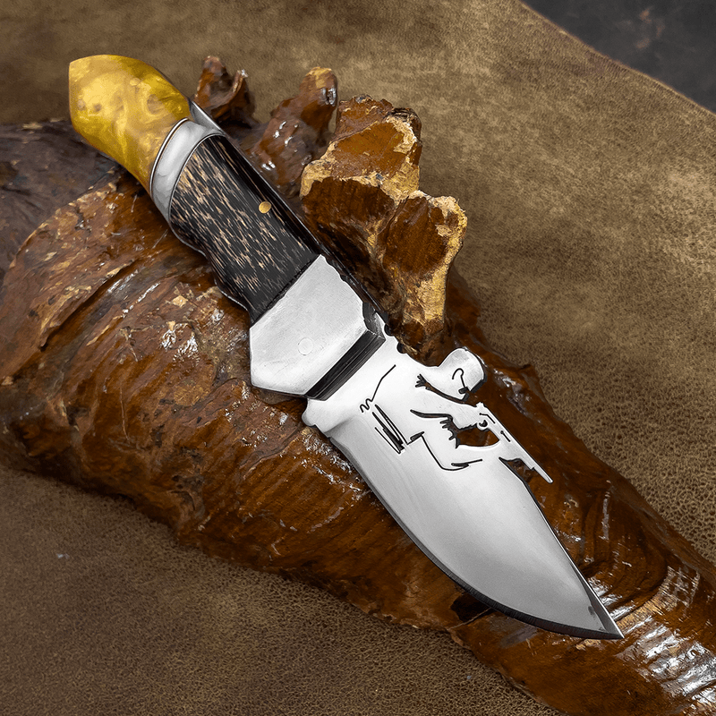 Canivete Artesanal Caçador - Cabo resinado amarelo com branco - Forja Bruta