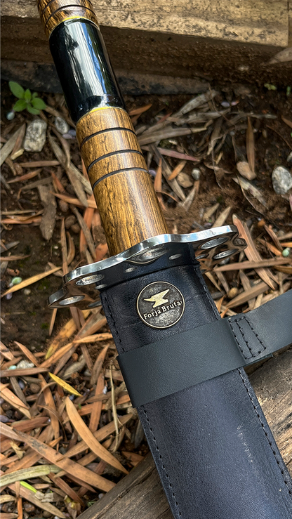 Katana Artesanal - Guarda Perfurada - Cabo Madeira Talhada Resina Preta