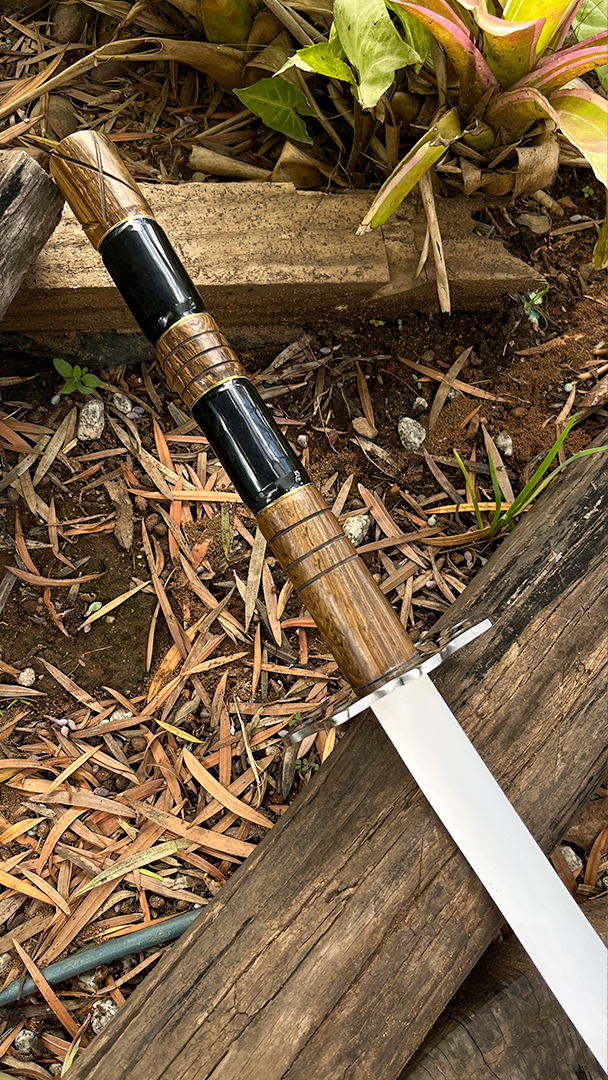 Katana Artesanal - Guarda Perfurada - Cabo Madeira Talhada Resina Preta