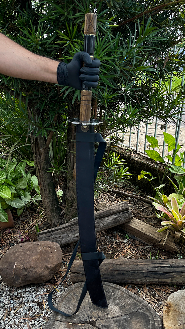 Katana Artesanal - Guarda Perfurada - Cabo Madeira Talhada Resina Preta