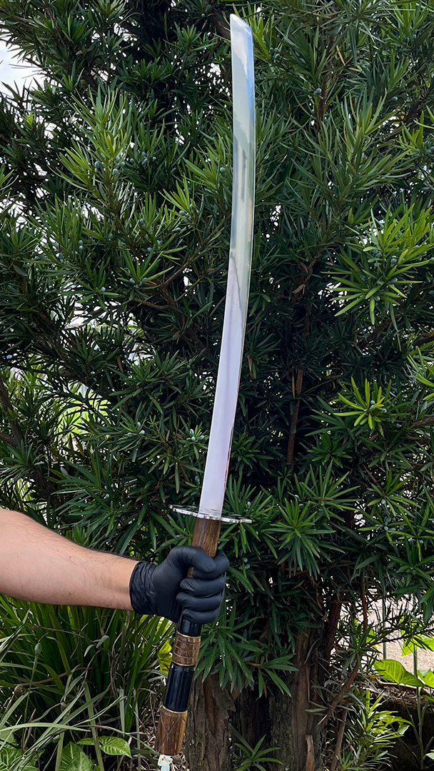 Katana Artesanal - Guarda Perfurada - Cabo Madeira Talhada Resina Preta