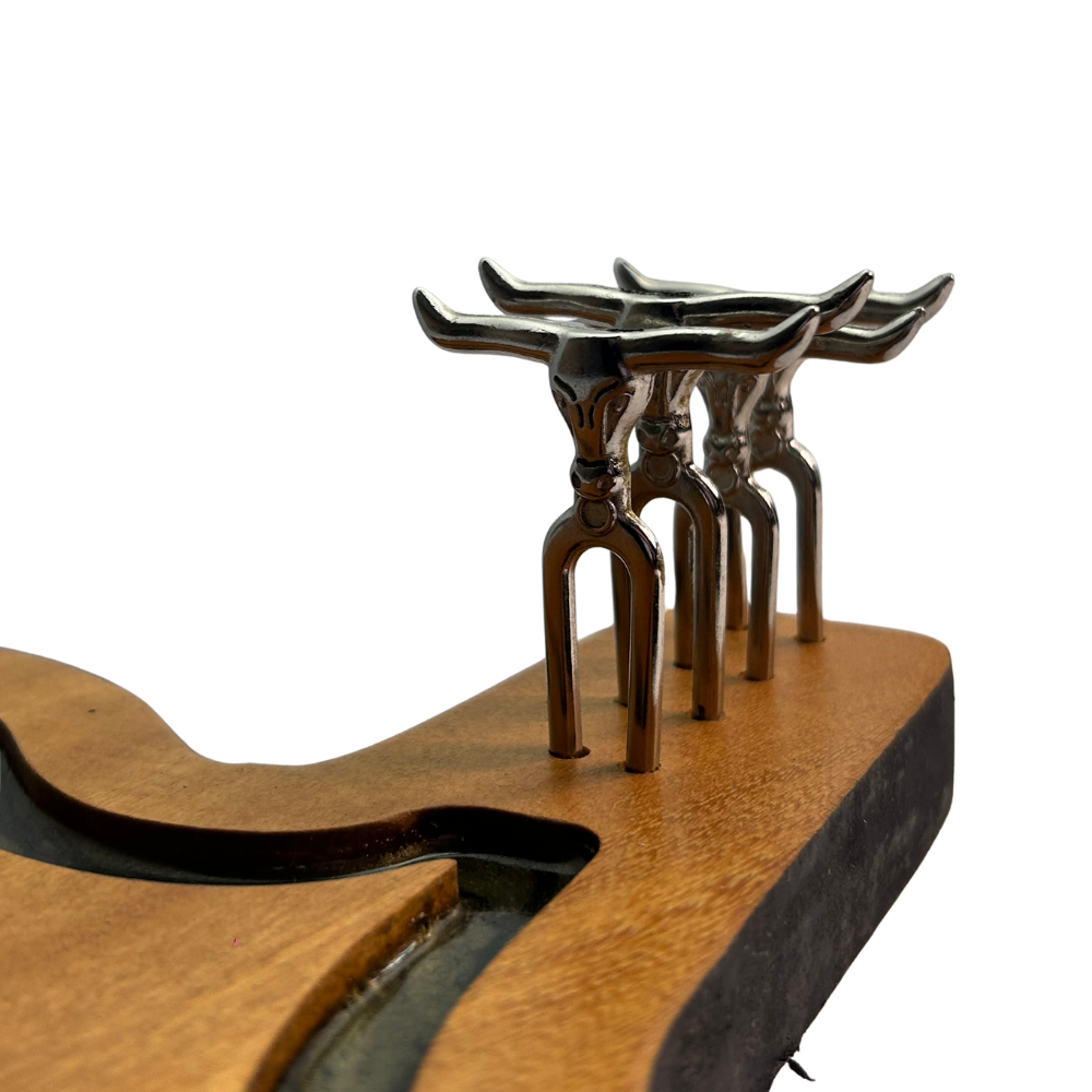 Tábua de Corte Guitarra - Madeira Nobre com Petisqueiro | Doma Crioula Cutelaria Artesanal