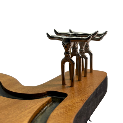 Tábua de Corte Guitarra - Madeira Nobre com Petisqueiro | Doma Crioula Cutelaria Artesanal