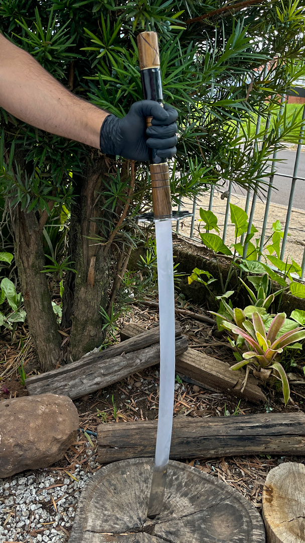 Katana Artesanal - Guarda Perfurada - Cabo Madeira Talhada Resina Preta